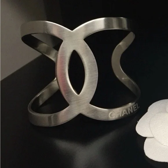 CHANEL interlocking CC Polished Silver Open Cuff Bracelet + dust bag - Picture 4 of 9